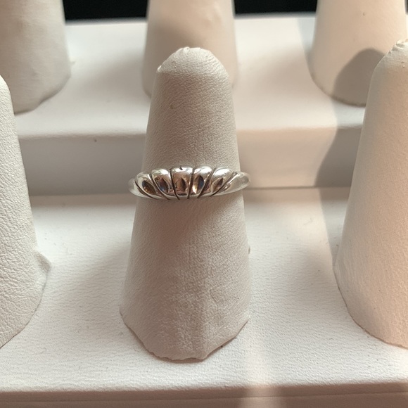 Vintage Sterling Silver Ring - Picture 2 of 9